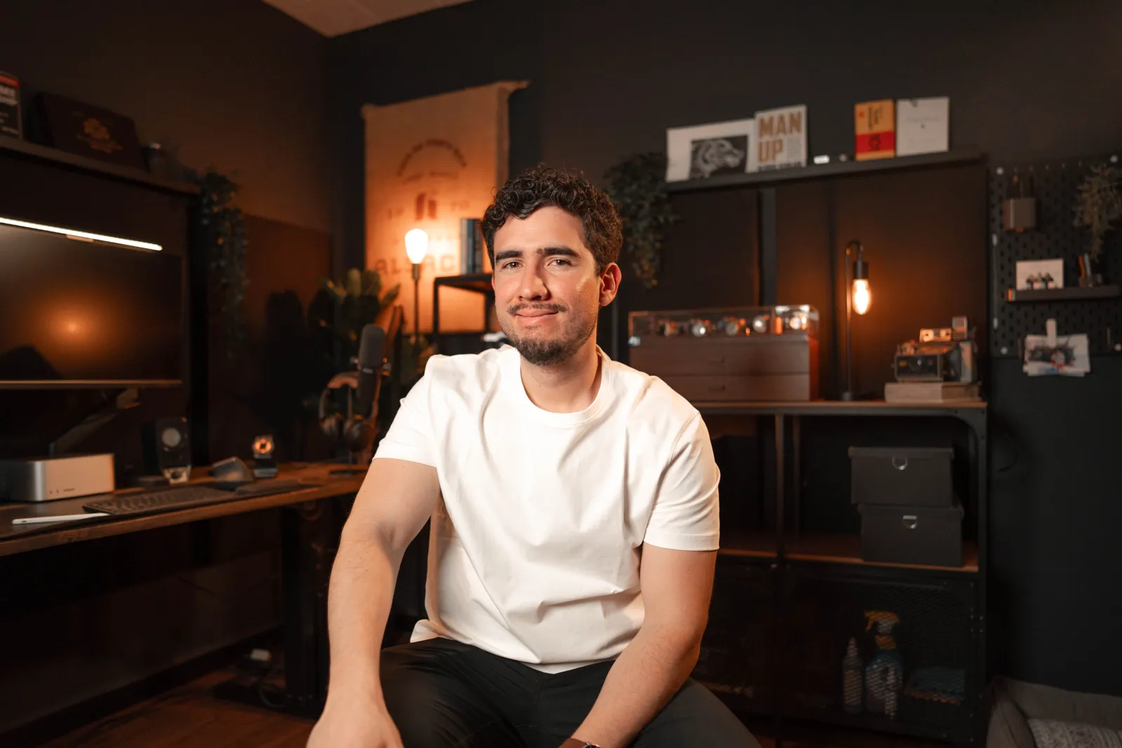 Raúl en su estudio de grabación